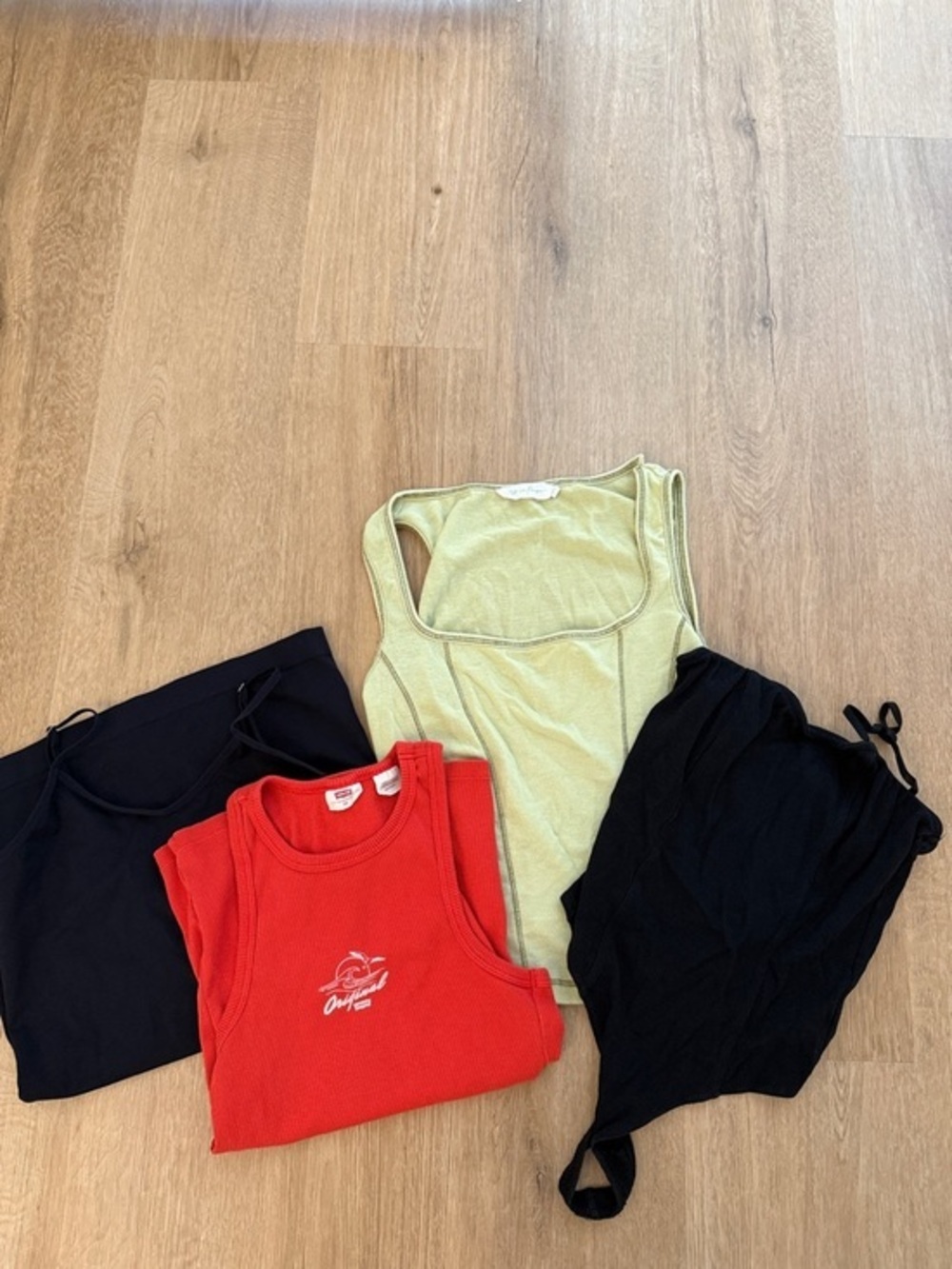 Bundle of 4 Tops - Picture 1 of 4